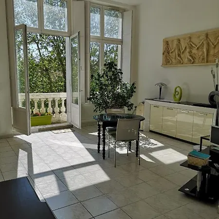 De 105m2, Balcon Sur Cours De La Republique *