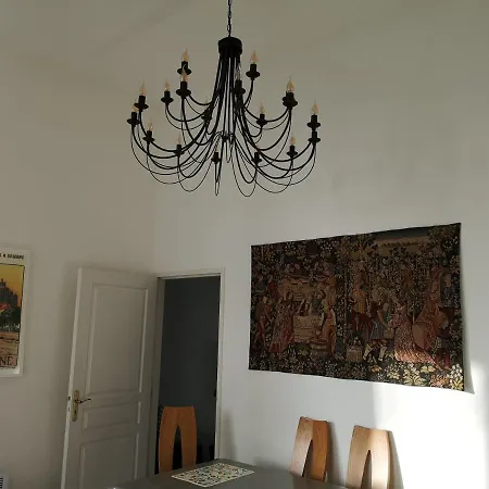 De 105m2, Balcon Sur Cours De La Republique *