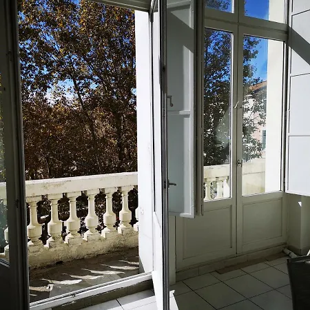 De 105m2, Balcon Sur Cours De La Republique アパート